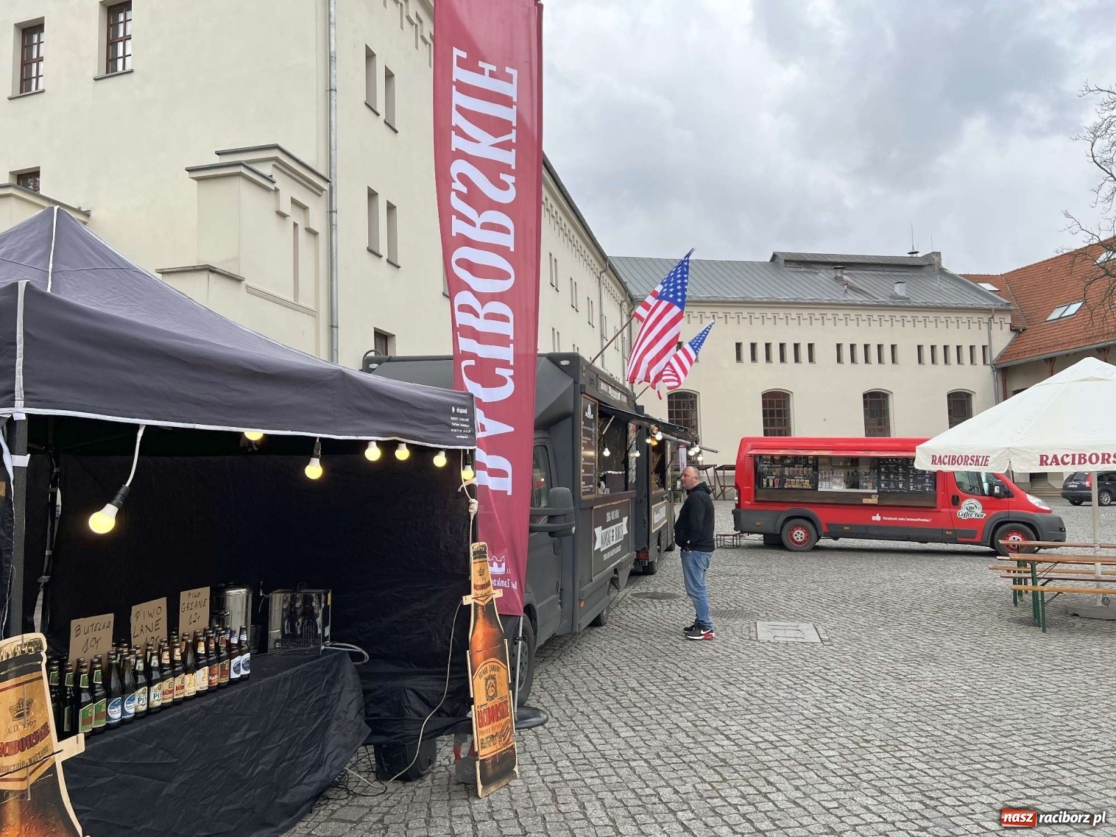 Zdjęcie w galerii na portalu naszraciborz.pl: Kulinarny przednówek w Raciborzu. Food trucki na zamku wiadomości z regionu