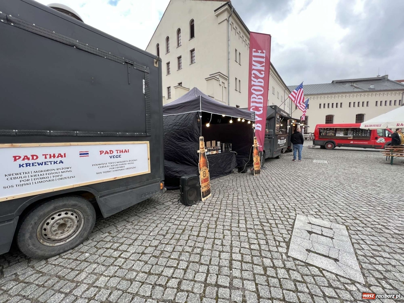 Zdjęcie w galerii na portalu naszraciborz.pl: Kulinarny przednówek w Raciborzu. Food trucki na zamku wiadomości z regionu