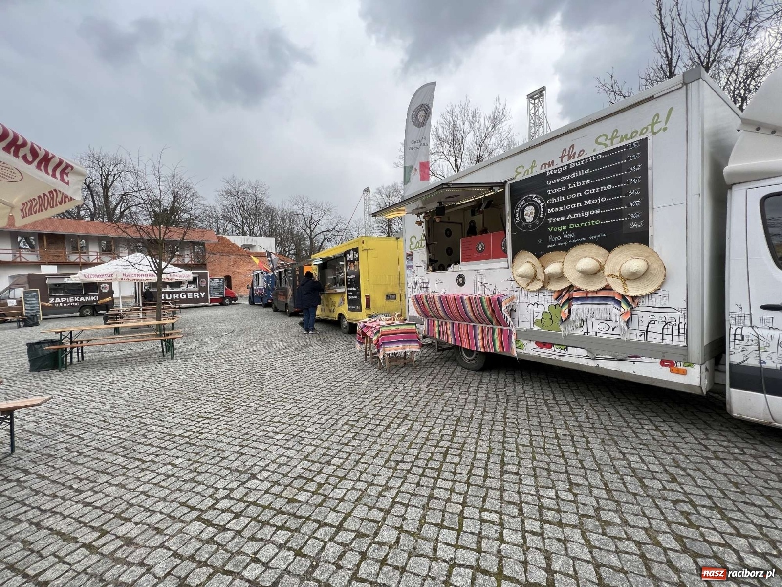 Zdjęcie w galerii na portalu naszraciborz.pl: Kulinarny przednówek w Raciborzu. Food trucki na zamku wiadomości z regionu