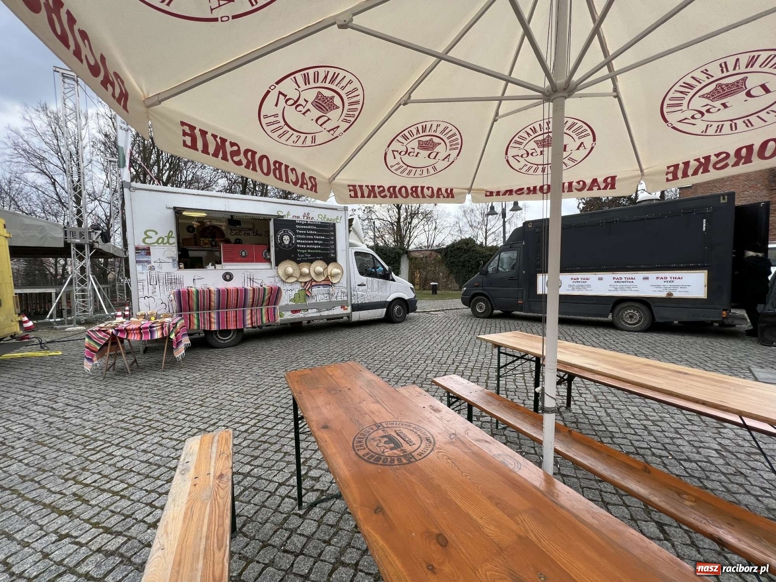 Zdjęcie w galerii na portalu naszraciborz.pl: Kulinarny przednówek w Raciborzu. Food trucki na zamku wiadomości z regionu