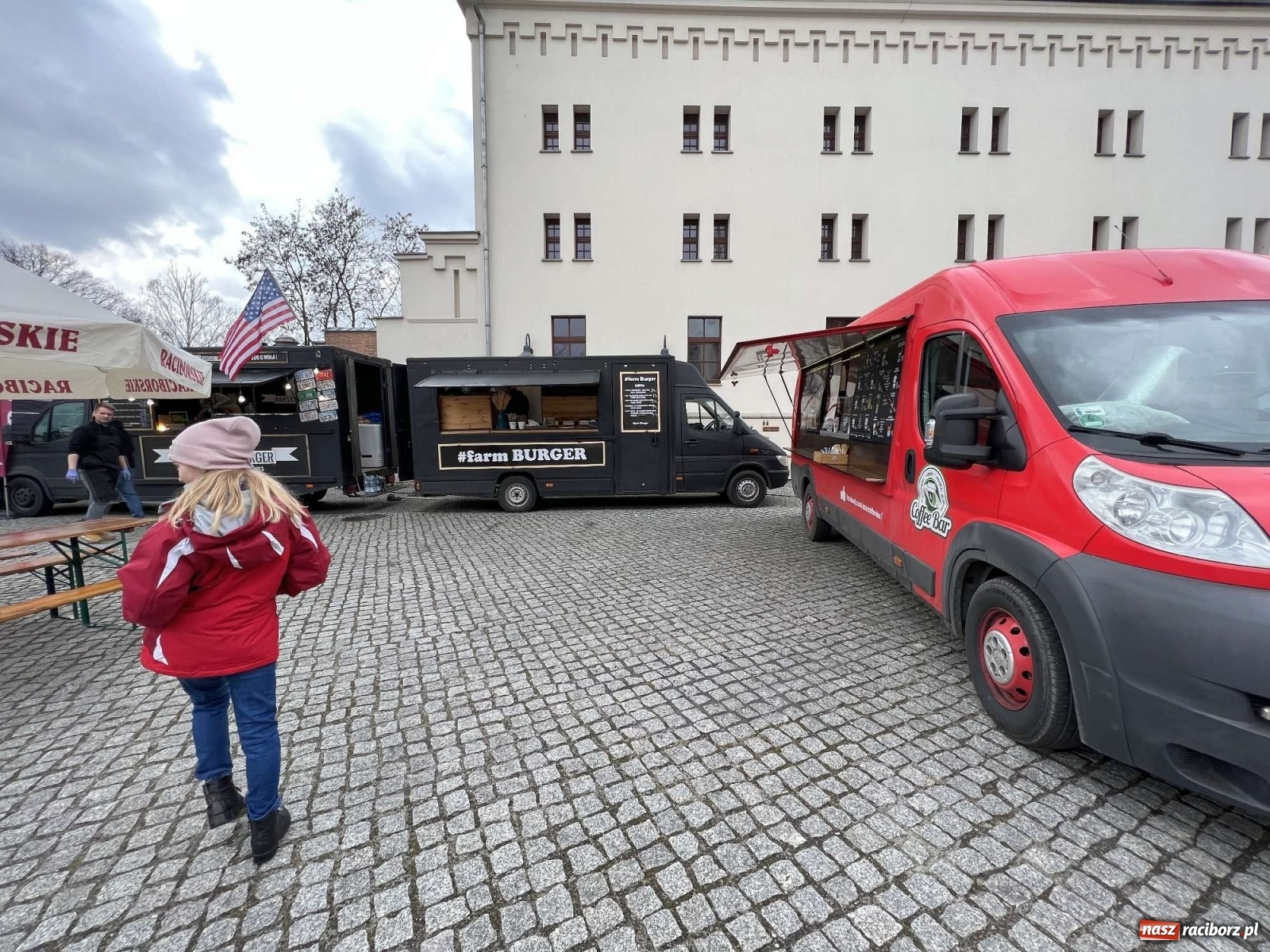 Zdjęcie w galerii na portalu naszraciborz.pl: Kulinarny przednówek w Raciborzu. Food trucki na zamku wiadomości z regionu