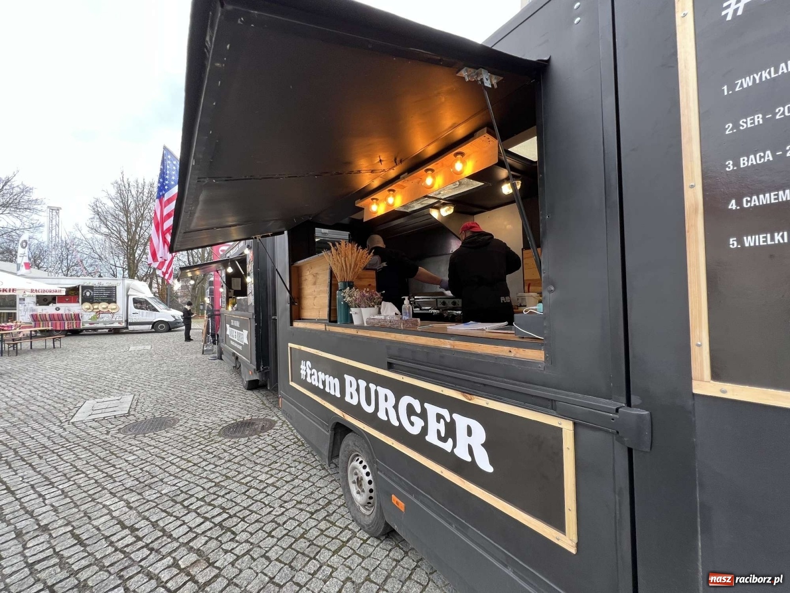 Zdjęcie w galerii na portalu naszraciborz.pl: Kulinarny przednówek w Raciborzu. Food trucki na zamku wiadomości z regionu
