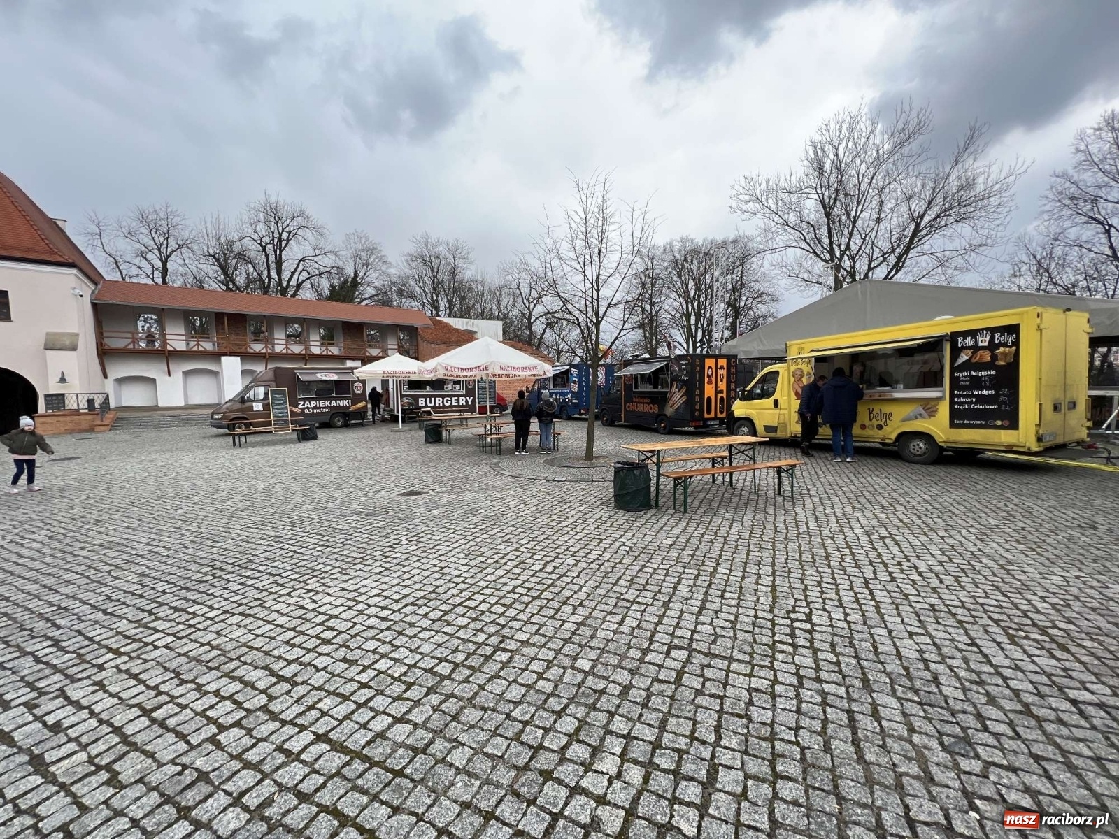 Zdjęcie w galerii na portalu naszraciborz.pl: Kulinarny przednówek w Raciborzu. Food trucki na zamku wiadomości z regionu