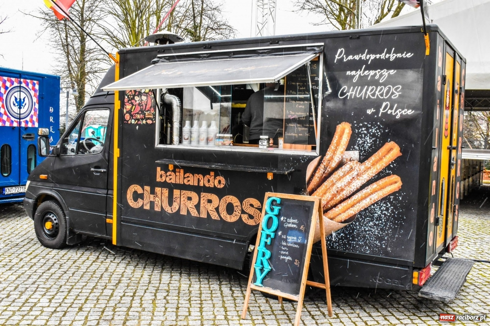 Zdjęcie w galerii na portalu naszraciborz.pl: Kulinarny przednówek w Raciborzu. Food trucki na zamku wiadomości z regionu