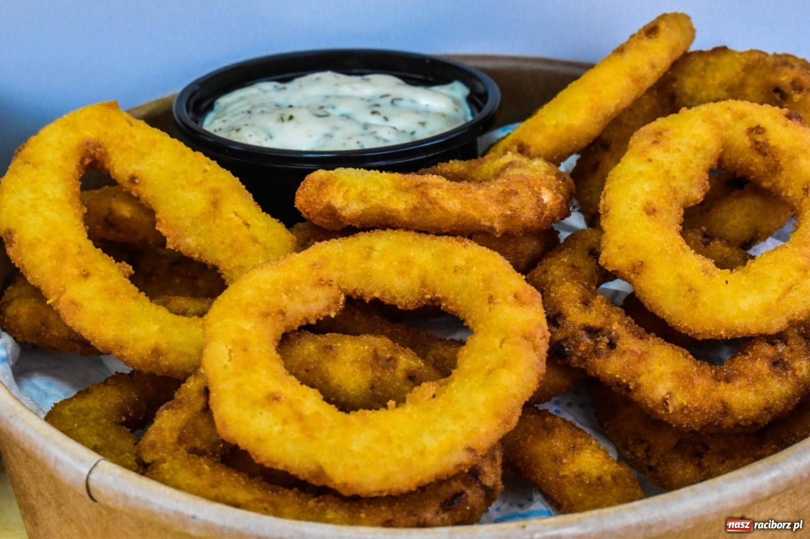 Zdjęcie w galerii na portalu naszraciborz.pl: Kulinarny przednówek w Raciborzu. Food trucki na zamku wiadomości z regionu