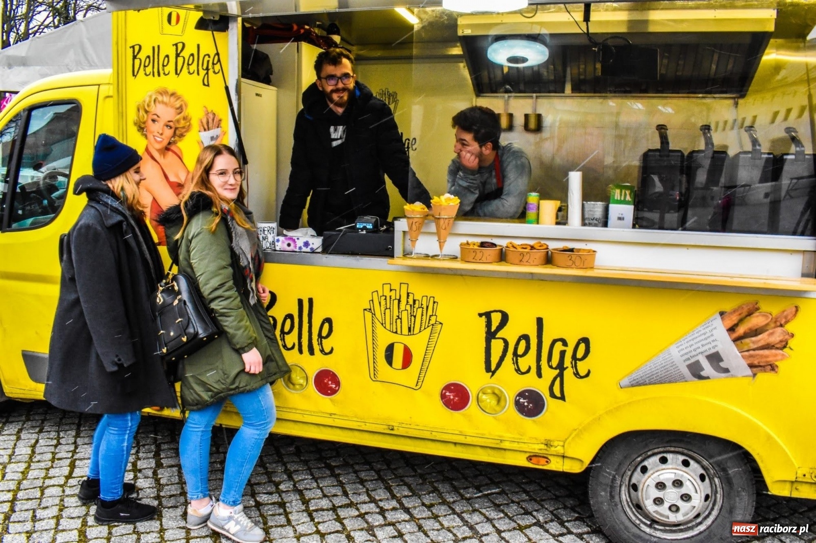 Zdjęcie w galerii na portalu naszraciborz.pl: Kulinarny przednówek w Raciborzu. Food trucki na zamku wiadomości z regionu