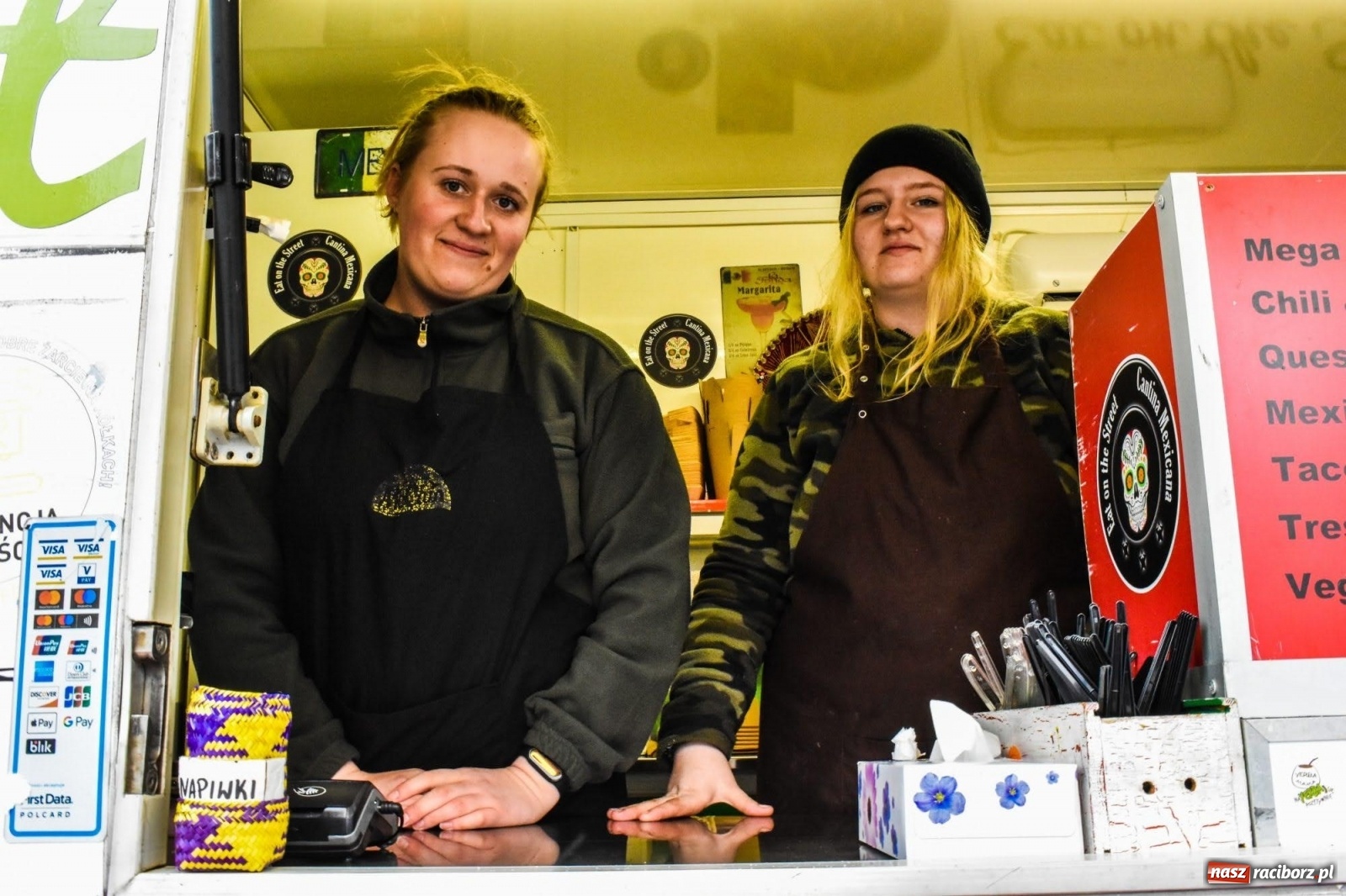 Zdjęcie w galerii na portalu naszraciborz.pl: Kulinarny przednówek w Raciborzu. Food trucki na zamku wiadomości z regionu