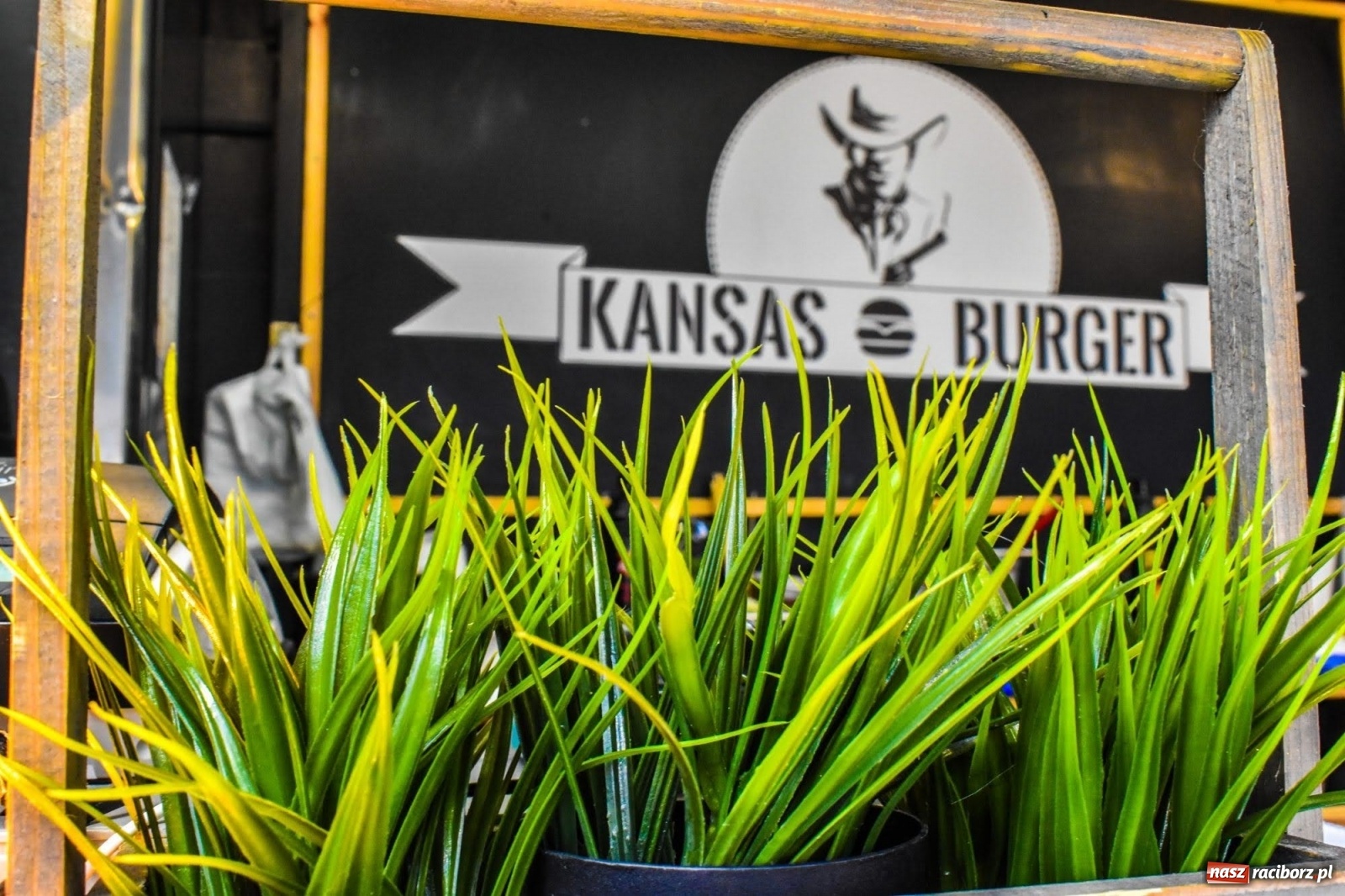 Zdjęcie w galerii na portalu naszraciborz.pl: Kulinarny przednówek w Raciborzu. Food trucki na zamku wiadomości z regionu