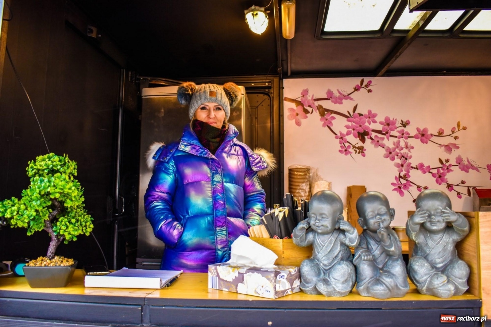 Zdjęcie w galerii na portalu naszraciborz.pl: Kulinarny przednówek w Raciborzu. Food trucki na zamku wiadomości z regionu