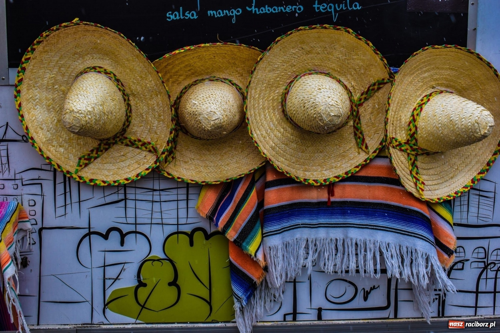 Zdjęcie w galerii na portalu naszraciborz.pl: Kulinarny przednówek w Raciborzu. Food trucki na zamku wiadomości z regionu