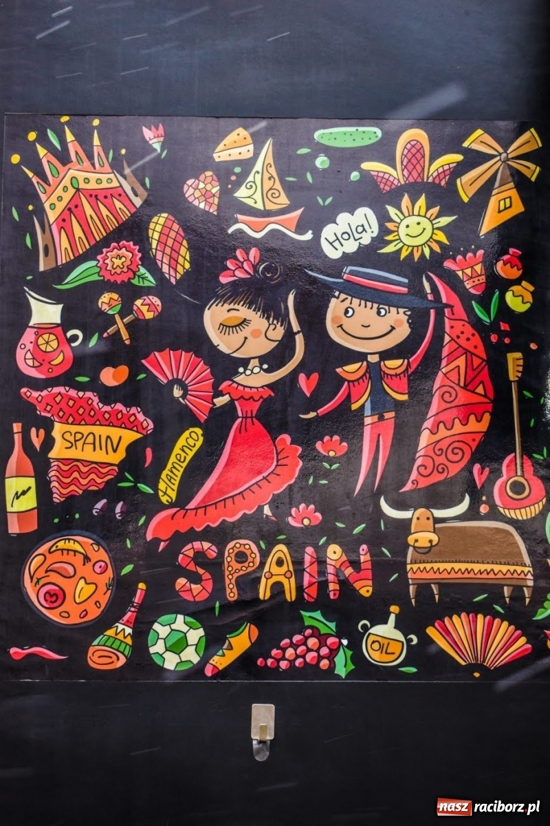 Zdjęcie w galerii na portalu naszraciborz.pl: Kulinarny przednówek w Raciborzu. Food trucki na zamku wiadomości z regionu