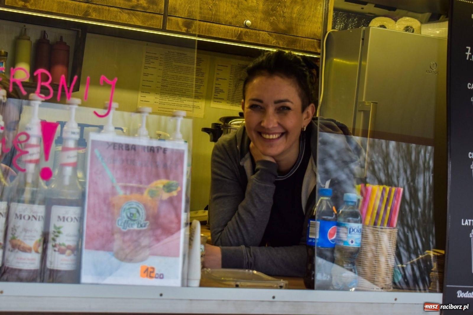 Zdjęcie w galerii na portalu naszraciborz.pl: Kulinarny przednówek w Raciborzu. Food trucki na zamku wiadomości z regionu