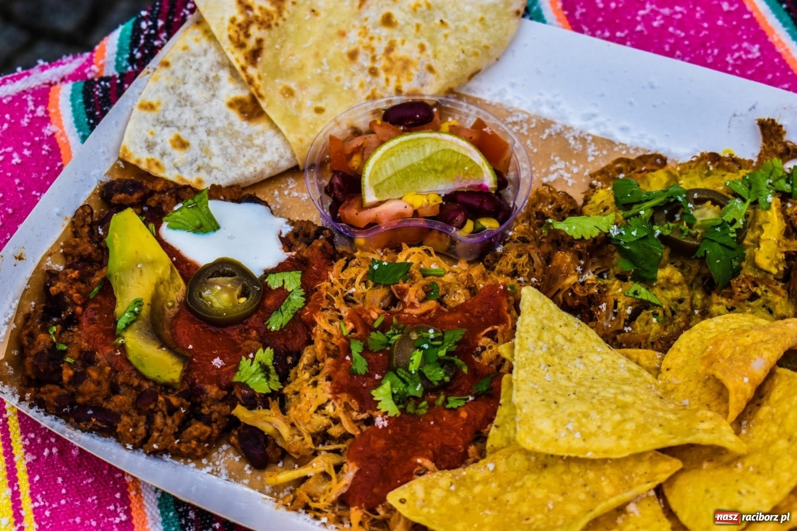 Zdjęcie w galerii na portalu naszraciborz.pl: Kulinarny przednówek w Raciborzu. Food trucki na zamku wiadomości z regionu