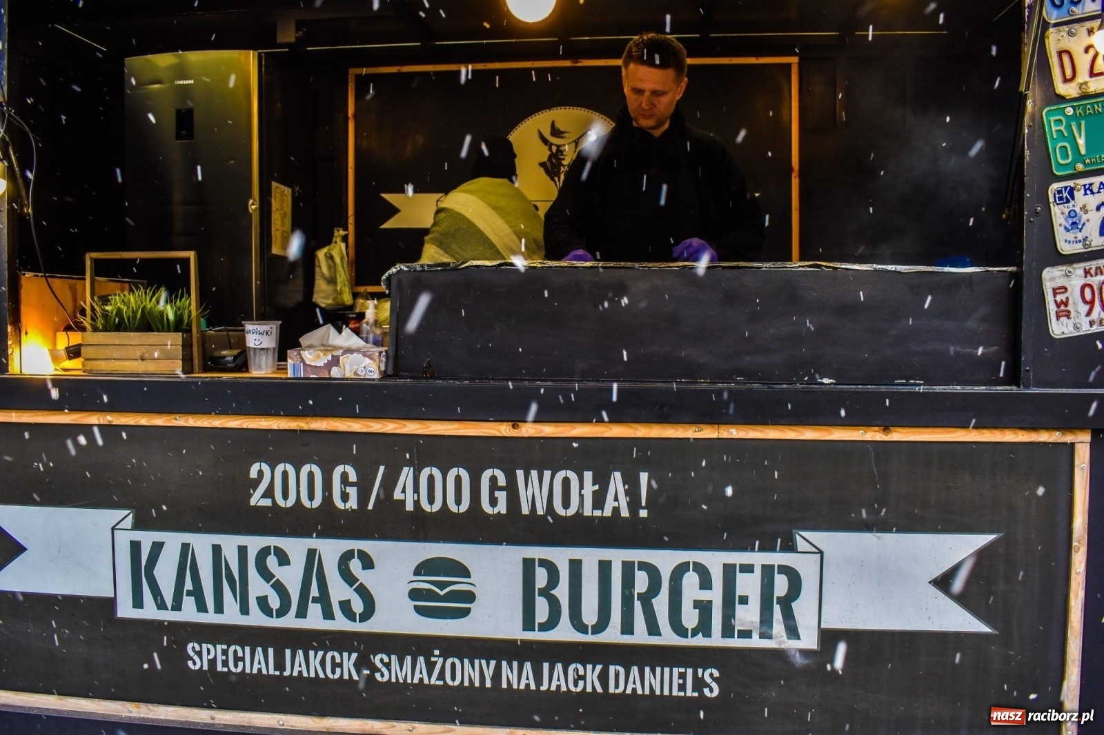 Zdjęcie w galerii na portalu naszraciborz.pl: Kulinarny przednówek w Raciborzu. Food trucki na zamku wiadomości z regionu