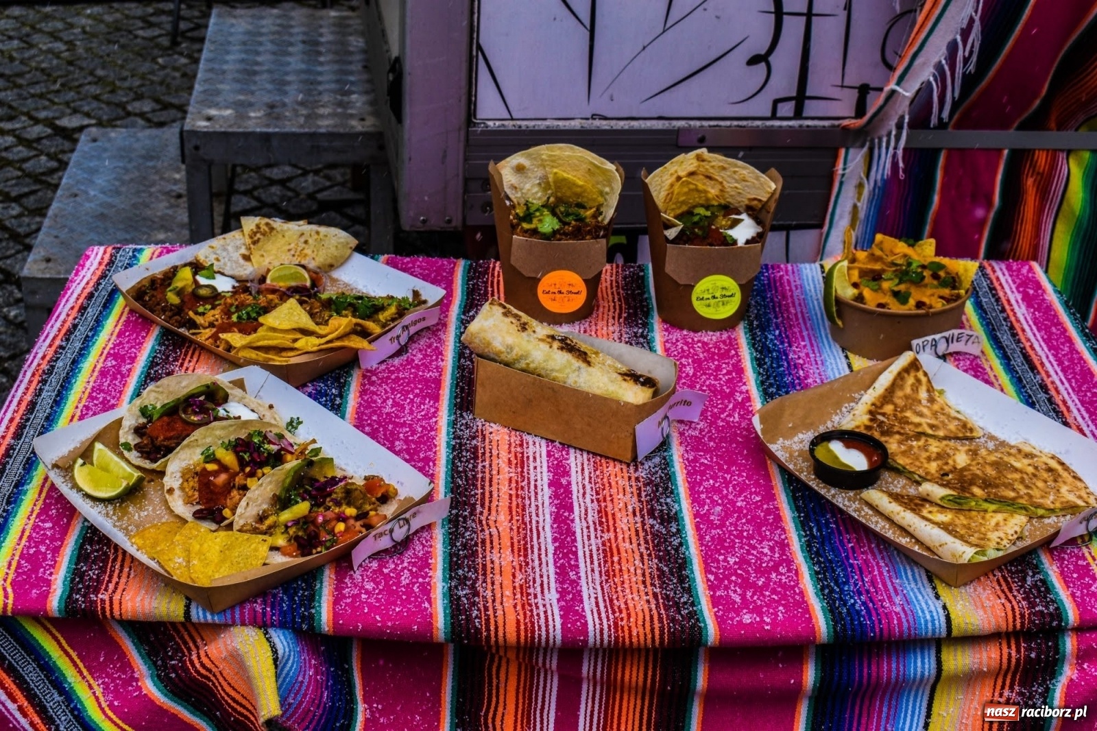 Zdjęcie w galerii na portalu naszraciborz.pl: Kulinarny przednówek w Raciborzu. Food trucki na zamku wiadomości z regionu