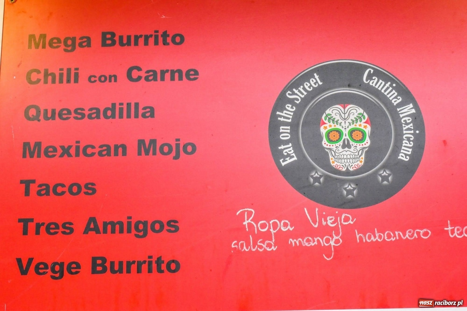 Zdjęcie w galerii na portalu naszraciborz.pl: Kulinarny przednówek w Raciborzu. Food trucki na zamku wiadomości z regionu