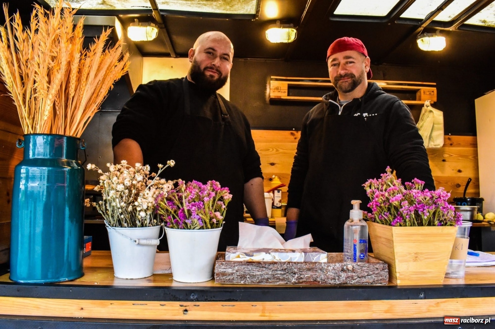 Zdjęcie w galerii na portalu naszraciborz.pl: Kulinarny przednówek w Raciborzu. Food trucki na zamku wiadomości z regionu