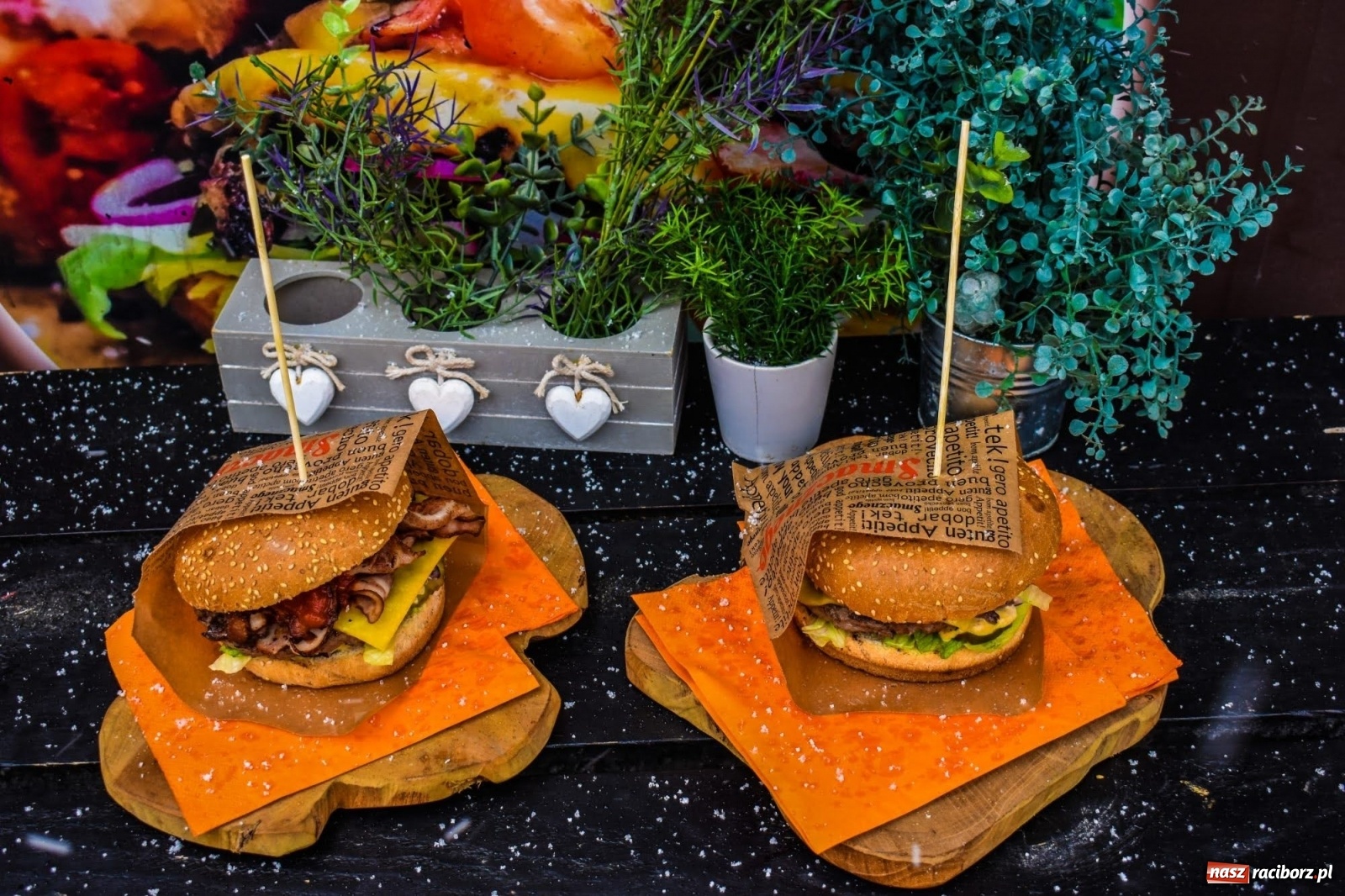 Zdjęcie w galerii na portalu naszraciborz.pl: Kulinarny przednówek w Raciborzu. Food trucki na zamku wiadomości z regionu