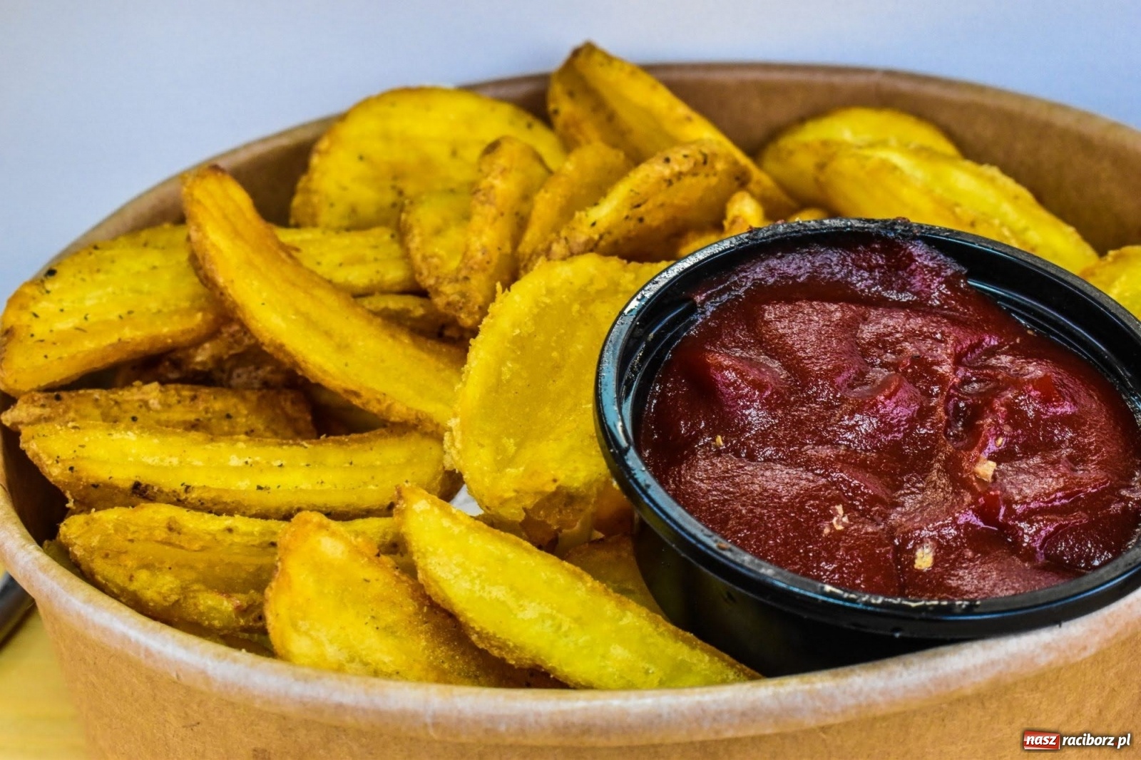 Zdjęcie w galerii na portalu naszraciborz.pl: Kulinarny przednówek w Raciborzu. Food trucki na zamku wiadomości z regionu