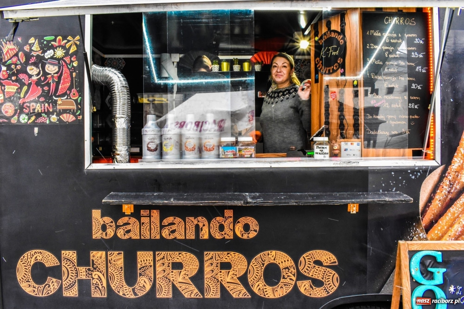 Zdjęcie w galerii na portalu naszraciborz.pl: Kulinarny przednówek w Raciborzu. Food trucki na zamku wiadomości z regionu