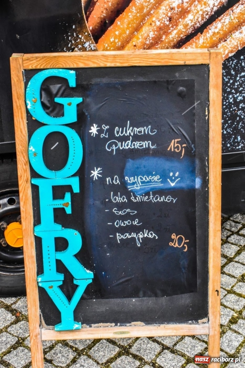Zdjęcie w galerii na portalu naszraciborz.pl: Kulinarny przednówek w Raciborzu. Food trucki na zamku wiadomości z regionu