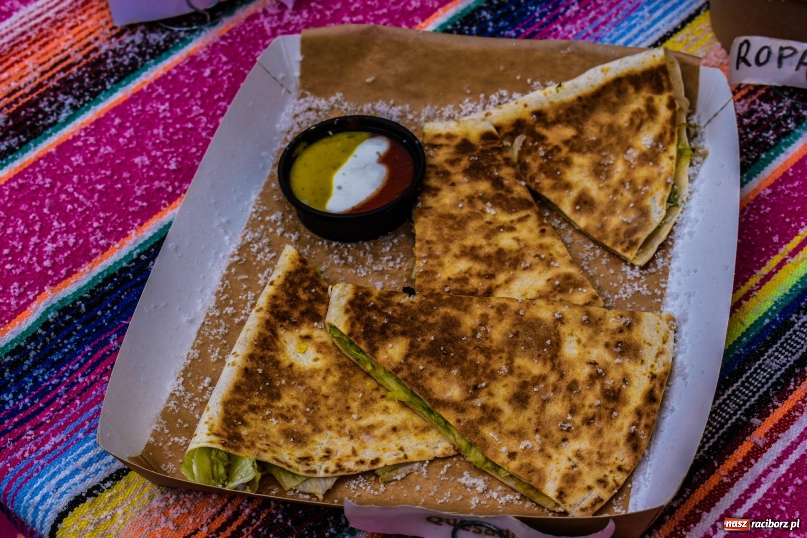 Zdjęcie w galerii na portalu naszraciborz.pl: Kulinarny przednówek w Raciborzu. Food trucki na zamku wiadomości z regionu