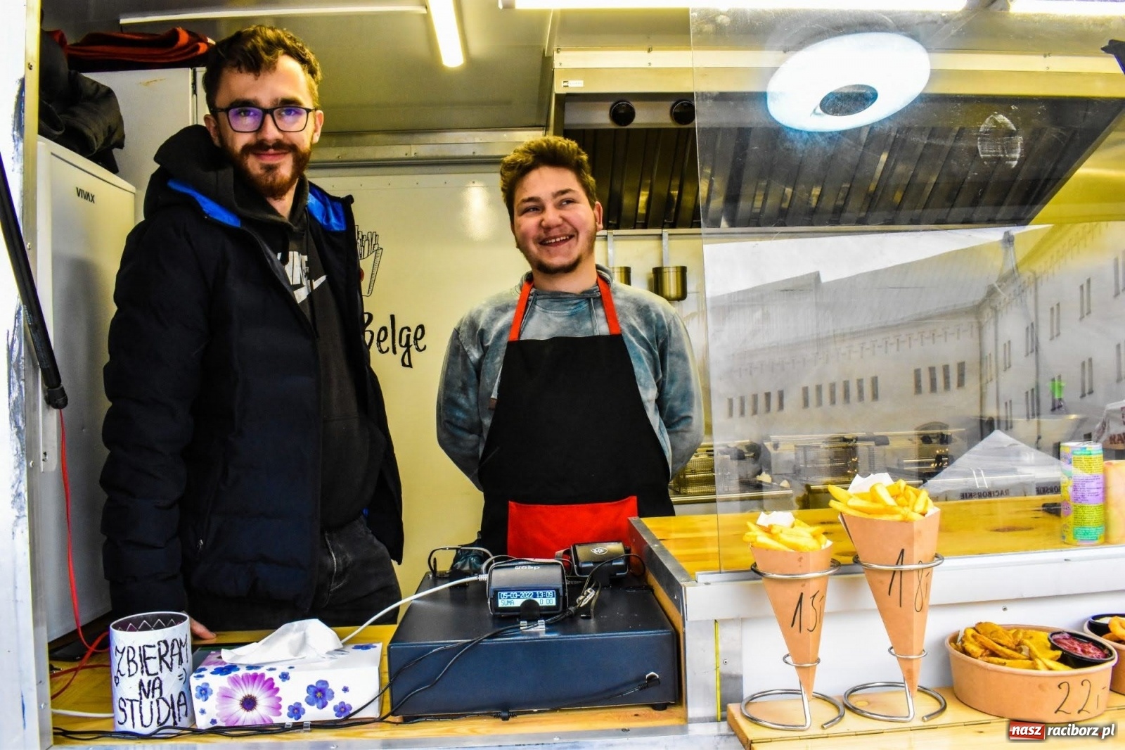 Zdjęcie w galerii na portalu naszraciborz.pl: Kulinarny przednówek w Raciborzu. Food trucki na zamku wiadomości z regionu