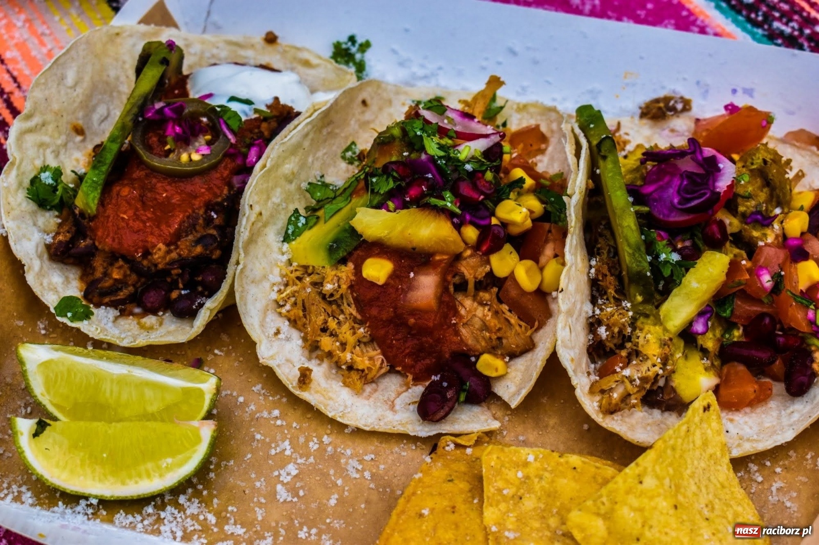 Zdjęcie w galerii na portalu naszraciborz.pl: Kulinarny przednówek w Raciborzu. Food trucki na zamku wiadomości z regionu