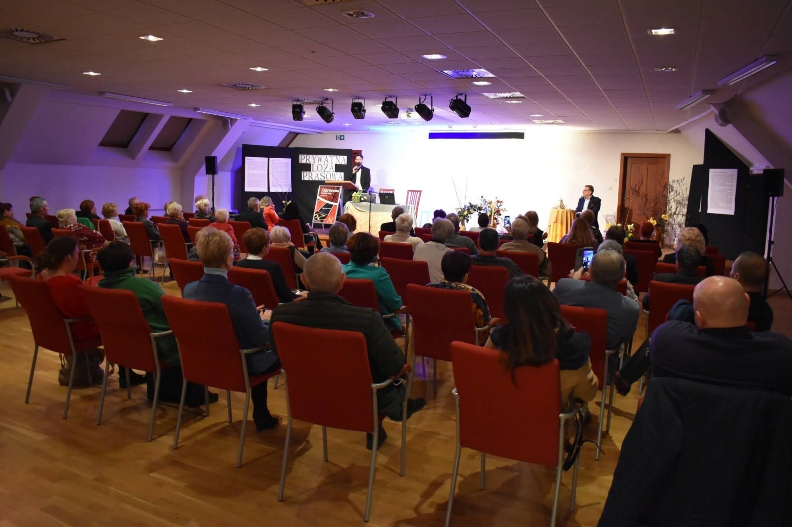 Zdjęcie w galerii na portalu naszraciborz.pl: Zakręcona RULETKA życia. Promocja książki Zbigniewa Woźniaka na zamku wiadomości z regionu