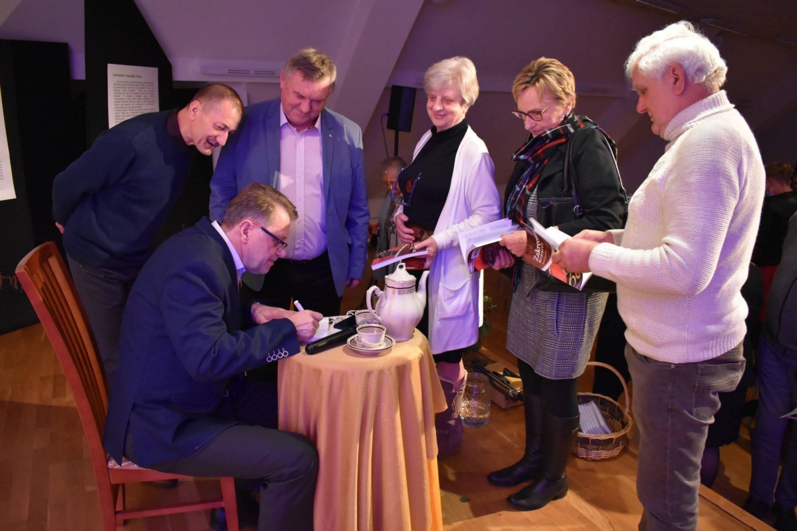 Zdjęcie w galerii na portalu naszraciborz.pl: Zakręcona RULETKA życia. Promocja książki Zbigniewa Woźniaka na zamku wiadomości z regionu