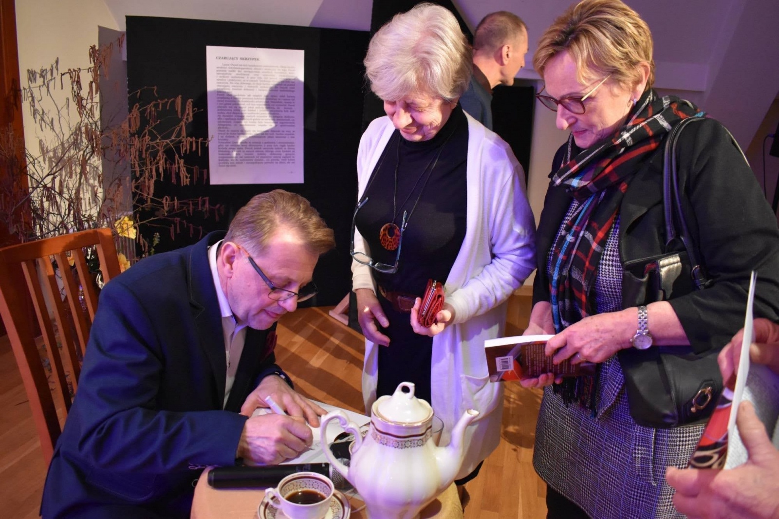 Zdjęcie w galerii na portalu naszraciborz.pl: Zakręcona RULETKA życia. Promocja książki Zbigniewa Woźniaka na zamku wiadomości z regionu