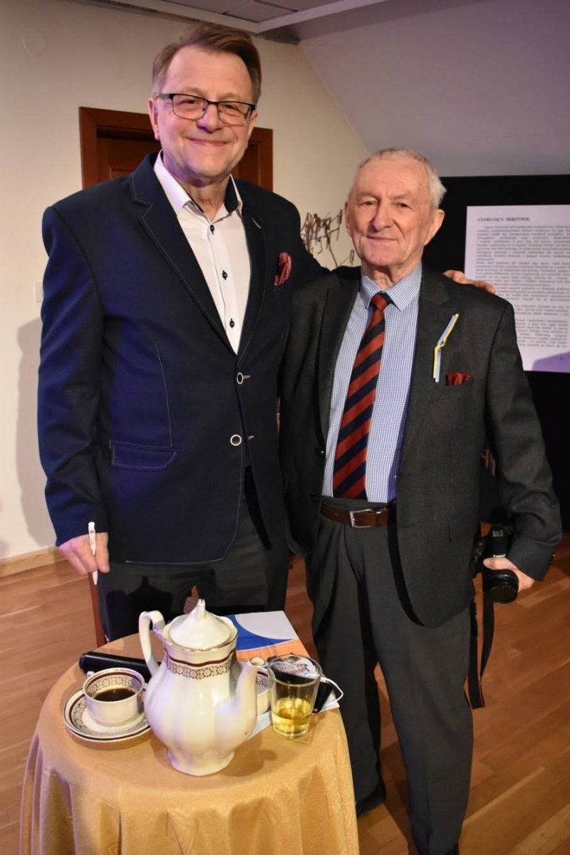 Zdjęcie w galerii na portalu naszraciborz.pl: Zakręcona RULETKA życia. Promocja książki Zbigniewa Woźniaka na zamku wiadomości z regionu