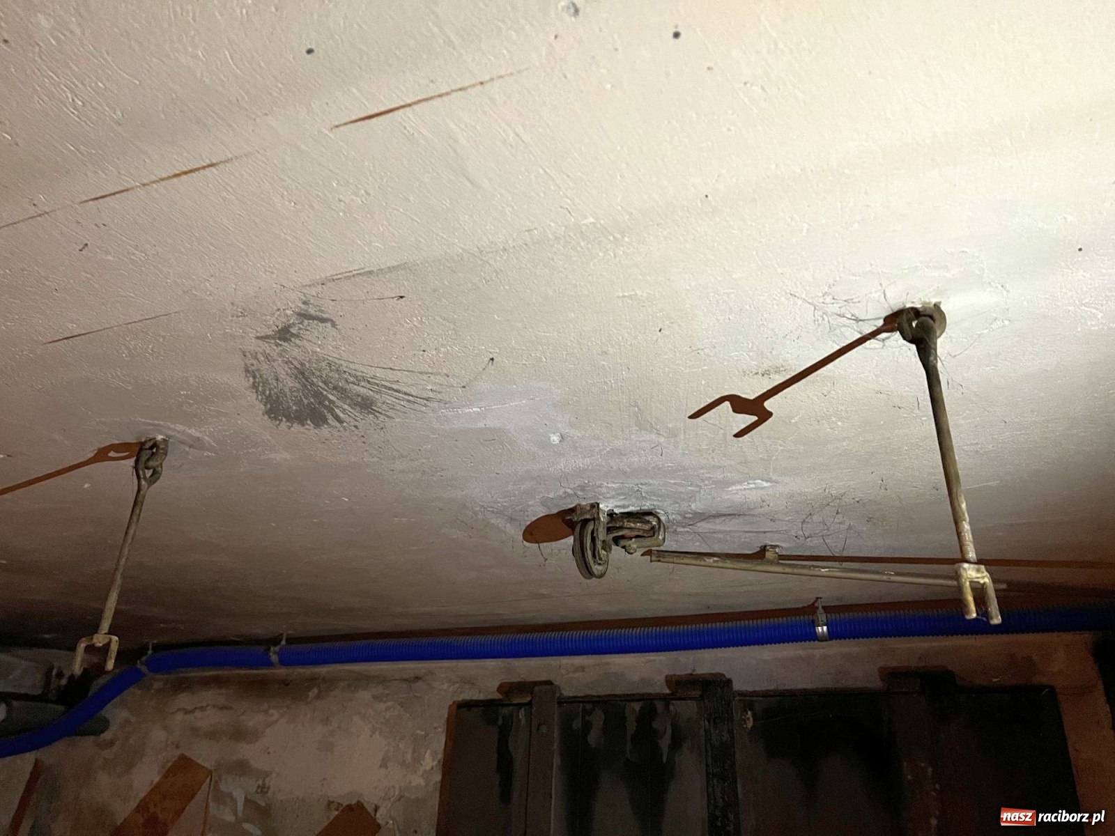 Zdjęcie w galerii na portalu naszraciborz.pl: Poniemiecki schron przy ul. Wileńskiej, dawniej Hohenzollernów [FOTO] wiadomości z regionu