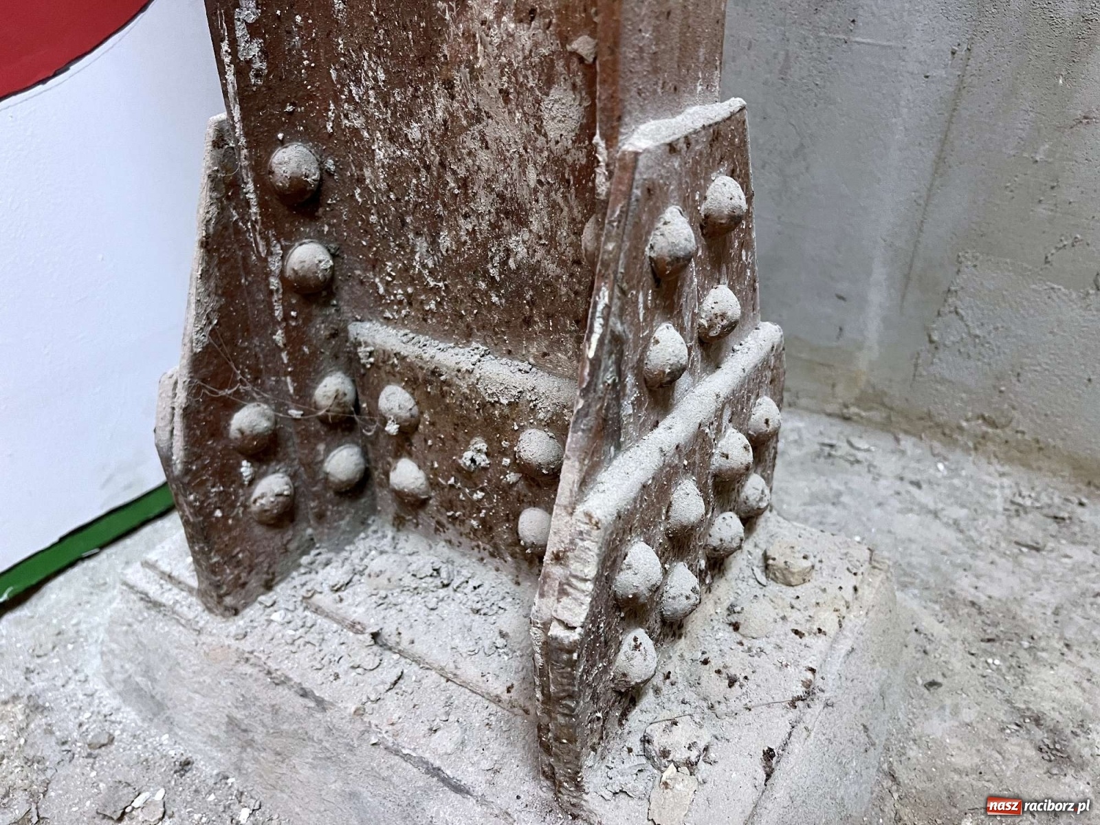 Zdjęcie w galerii na portalu naszraciborz.pl: Poniemiecki schron przy ul. Wileńskiej, dawniej Hohenzollernów [FOTO] wiadomości z regionu