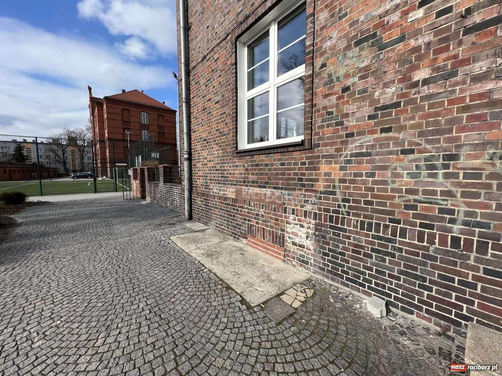 Zdjęcie w galerii na portalu naszraciborz.pl: Poniemiecki schron przy ul. Wileńskiej, dawniej Hohenzollernów [FOTO] wiadomości z regionu