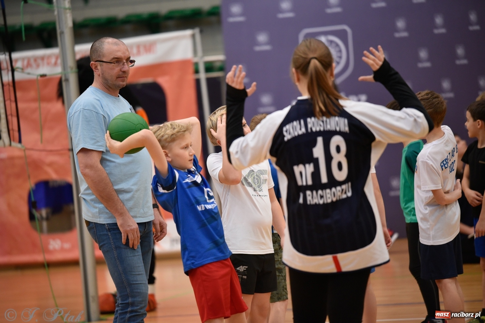 Zdjęcie w galerii na portalu naszraciborz.pl: Festiwal Sportu z SP 18 w hali przy Łąkowej [FOTO i WIDEO] wiadomości z regionu