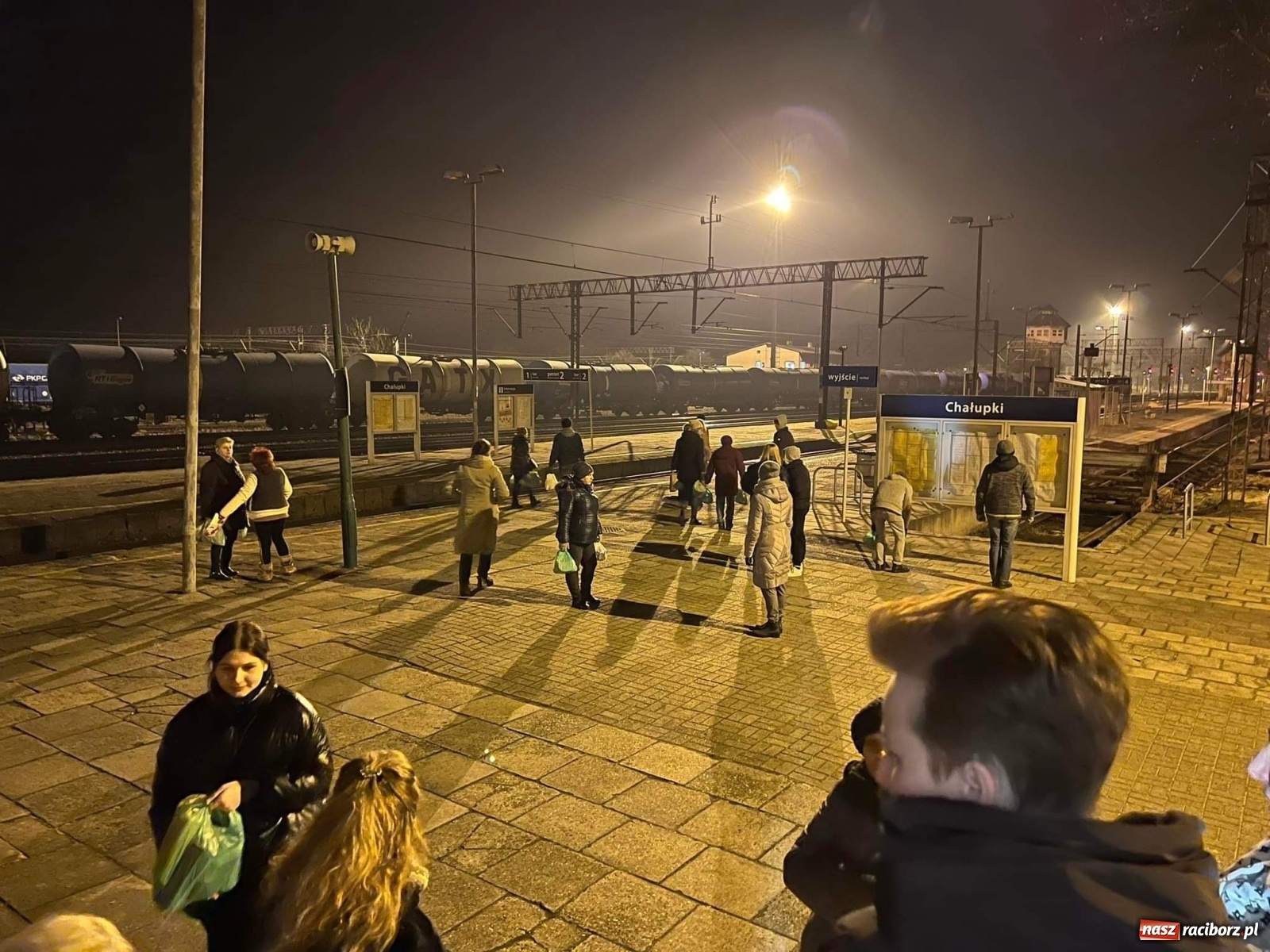 Zdjęcie w galerii na portalu naszraciborz.pl: Całodobowe dyżury na dworcu w Chałupkach, bo Ukraińcy wysiadają tu... przez pomyłkę wiadomości z regionu