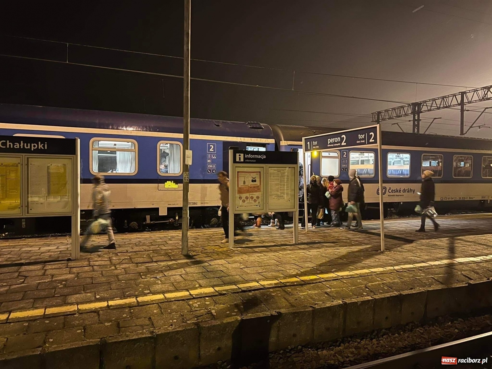 Zdjęcie w galerii na portalu naszraciborz.pl: Całodobowe dyżury na dworcu w Chałupkach, bo Ukraińcy wysiadają tu... przez pomyłkę wiadomości z regionu