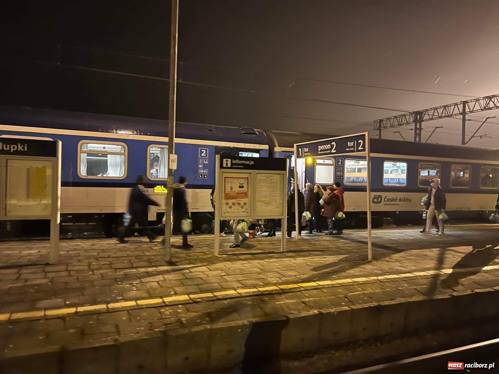 Zdjęcie w galerii na portalu naszraciborz.pl: Całodobowe dyżury na dworcu w Chałupkach, bo Ukraińcy wysiadają tu... przez pomyłkę wiadomości z regionu
