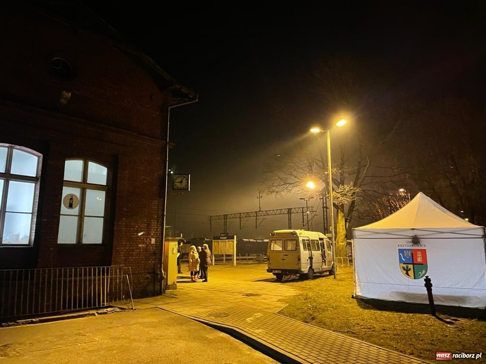 Zdjęcie w galerii na portalu naszraciborz.pl: Całodobowe dyżury na dworcu w Chałupkach, bo Ukraińcy wysiadają tu... przez pomyłkę wiadomości z regionu