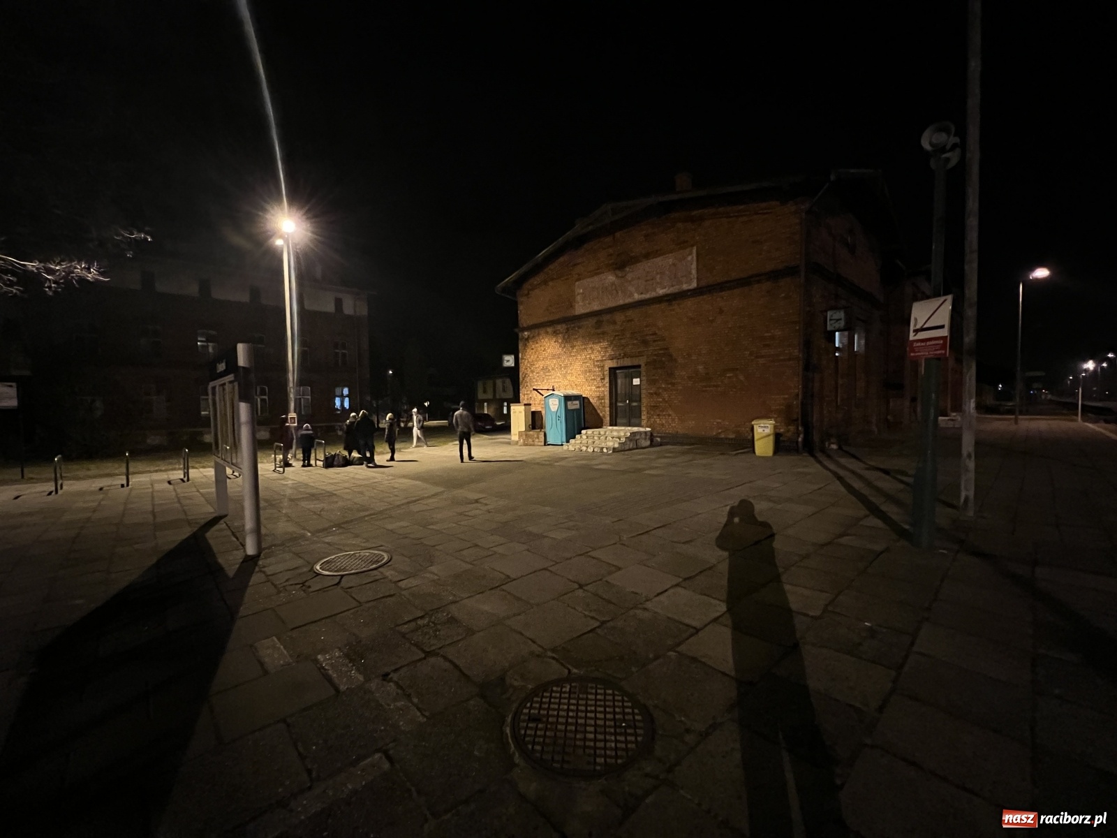 Zdjęcie w galerii na portalu naszraciborz.pl: Całodobowe dyżury na dworcu w Chałupkach, bo Ukraińcy wysiadają tu... przez pomyłkę wiadomości z regionu