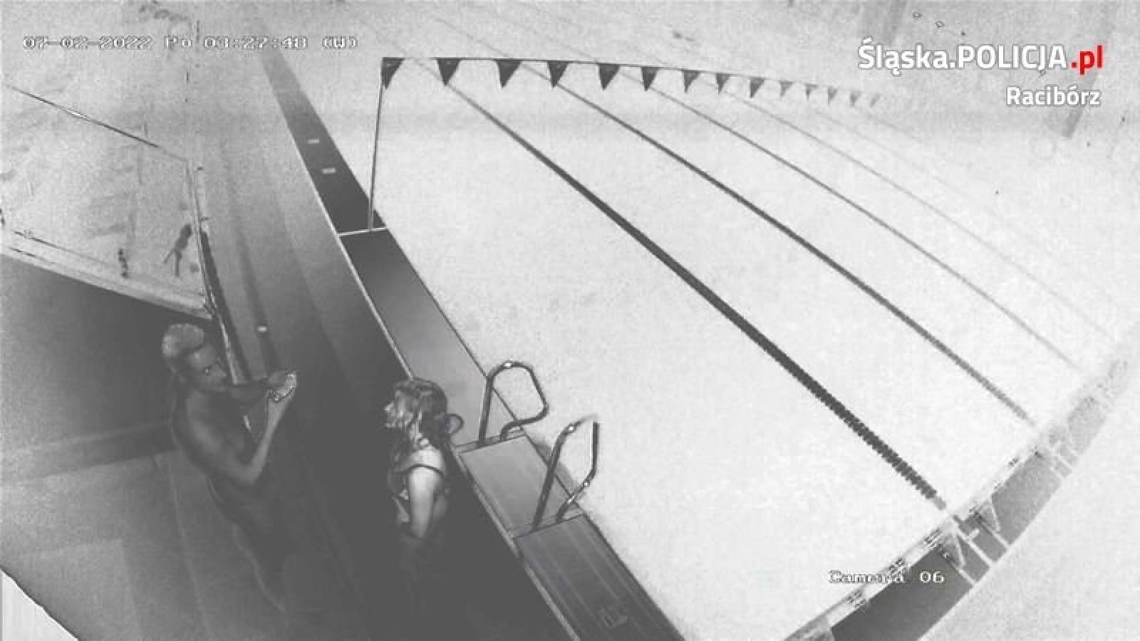 Zdjęcie w galerii na portalu naszraciborz.pl: Wdarli się w nocy na pływalnie SMS-u i PWSZ. Poznajesz te osoby?  wiadomości z regionu