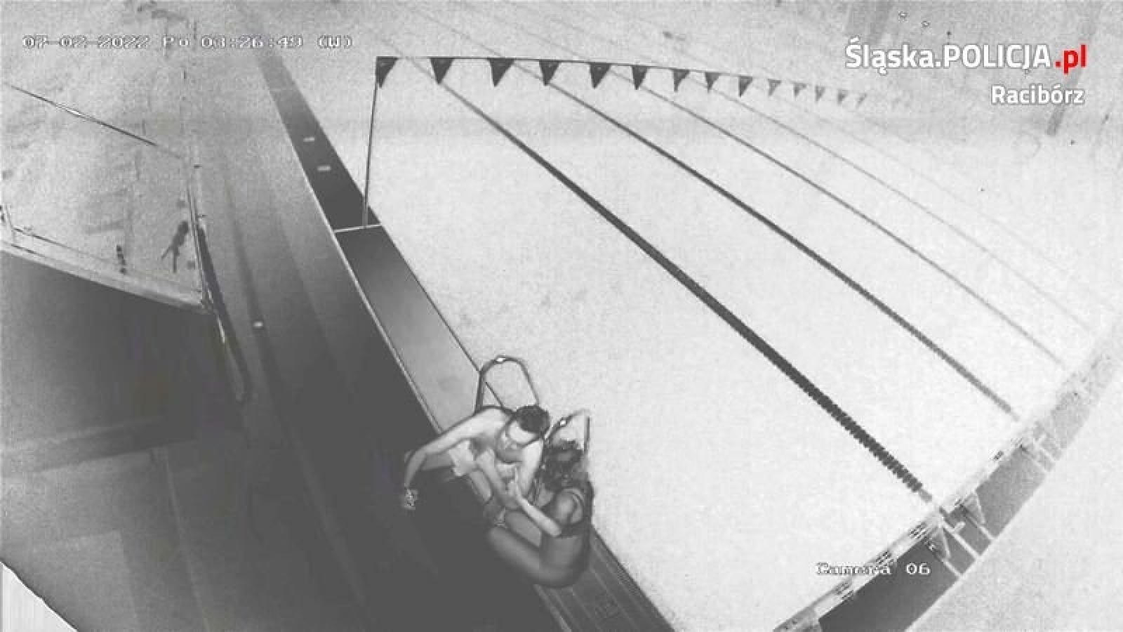 Zdjęcie w galerii na portalu naszraciborz.pl: Wdarli się w nocy na pływalnie SMS-u i PWSZ. Poznajesz te osoby?  wiadomości z regionu
