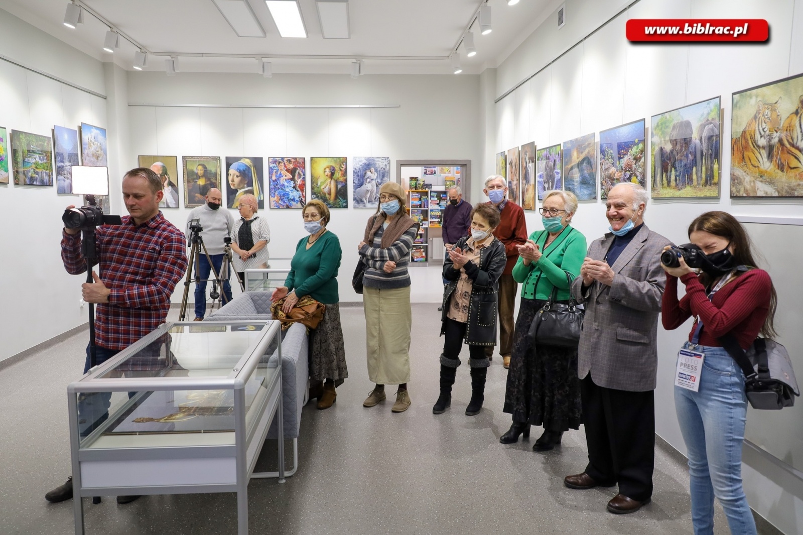 Zdjęcie w galerii na portalu naszraciborz.pl: Sztuka z puzzli. W bibliotece odbył się wernisaż wystawy Jana Świerczka wiadomości z regionu