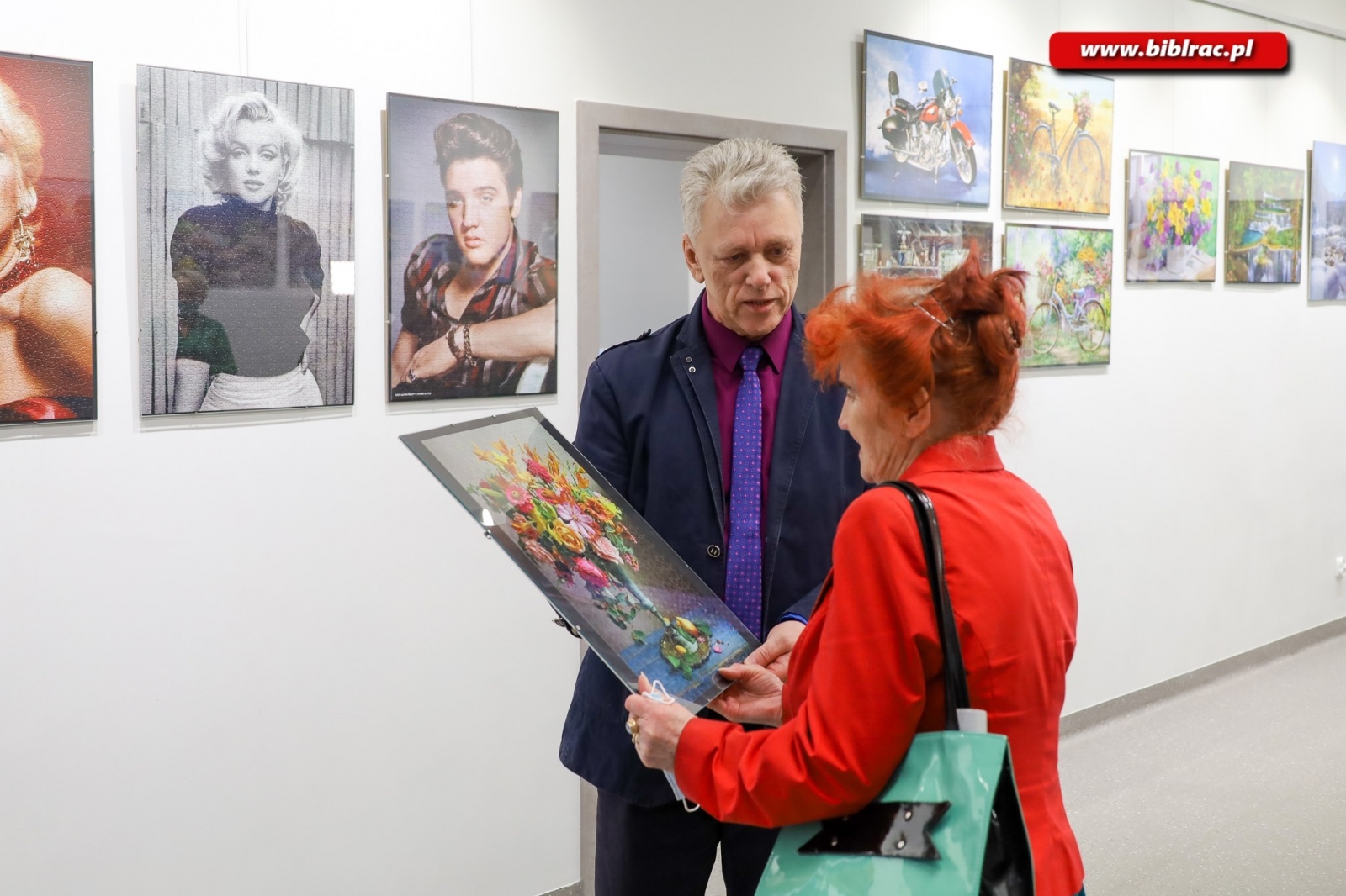 Zdjęcie w galerii na portalu naszraciborz.pl: Sztuka z puzzli. W bibliotece odbył się wernisaż wystawy Jana Świerczka wiadomości z regionu