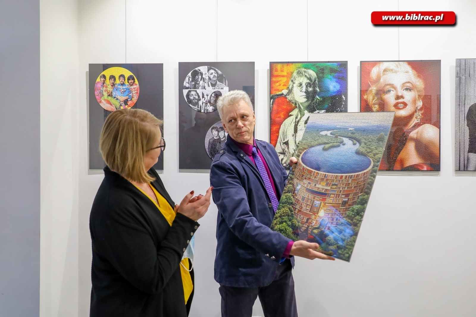 Zdjęcie w galerii na portalu naszraciborz.pl: Sztuka z puzzli. W bibliotece odbył się wernisaż wystawy Jana Świerczka wiadomości z regionu