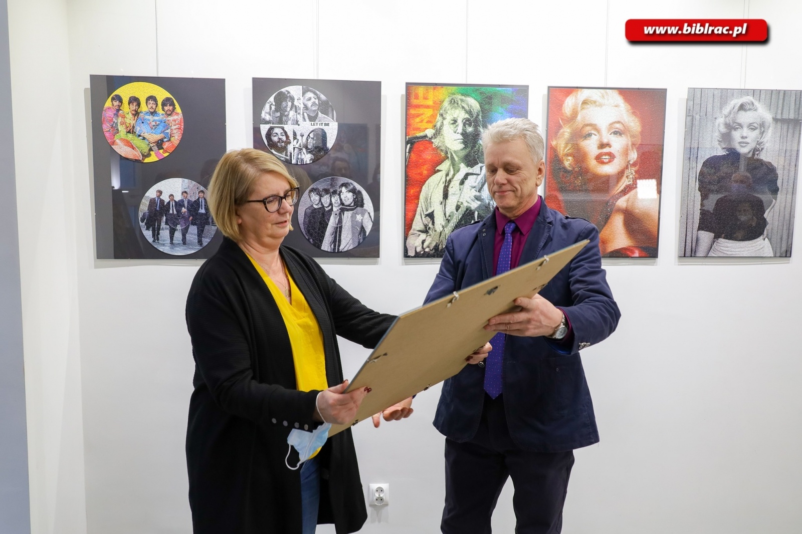 Zdjęcie w galerii na portalu naszraciborz.pl: Sztuka z puzzli. W bibliotece odbył się wernisaż wystawy Jana Świerczka wiadomości z regionu