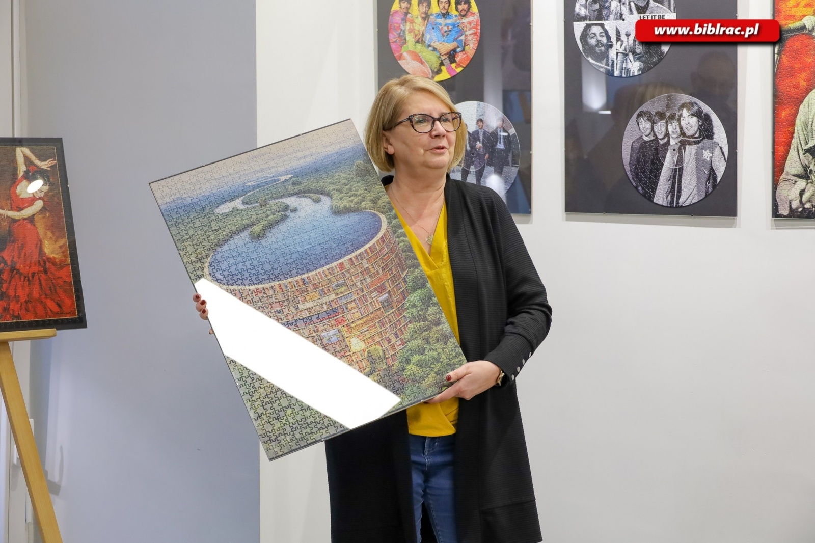 Zdjęcie w galerii na portalu naszraciborz.pl: Sztuka z puzzli. W bibliotece odbył się wernisaż wystawy Jana Świerczka wiadomości z regionu