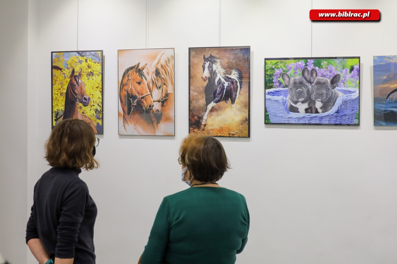 Zdjęcie w galerii na portalu naszraciborz.pl: Sztuka z puzzli. W bibliotece odbył się wernisaż wystawy Jana Świerczka wiadomości z regionu