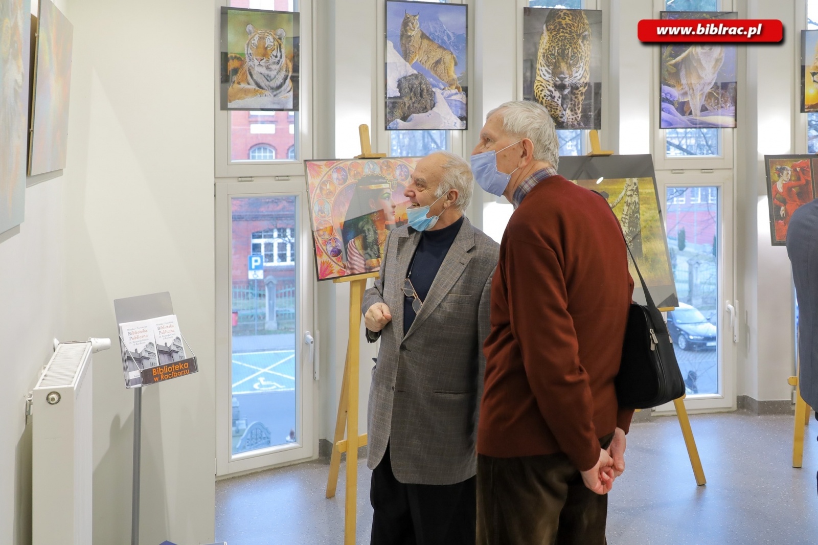 Zdjęcie w galerii na portalu naszraciborz.pl: Sztuka z puzzli. W bibliotece odbył się wernisaż wystawy Jana Świerczka wiadomości z regionu